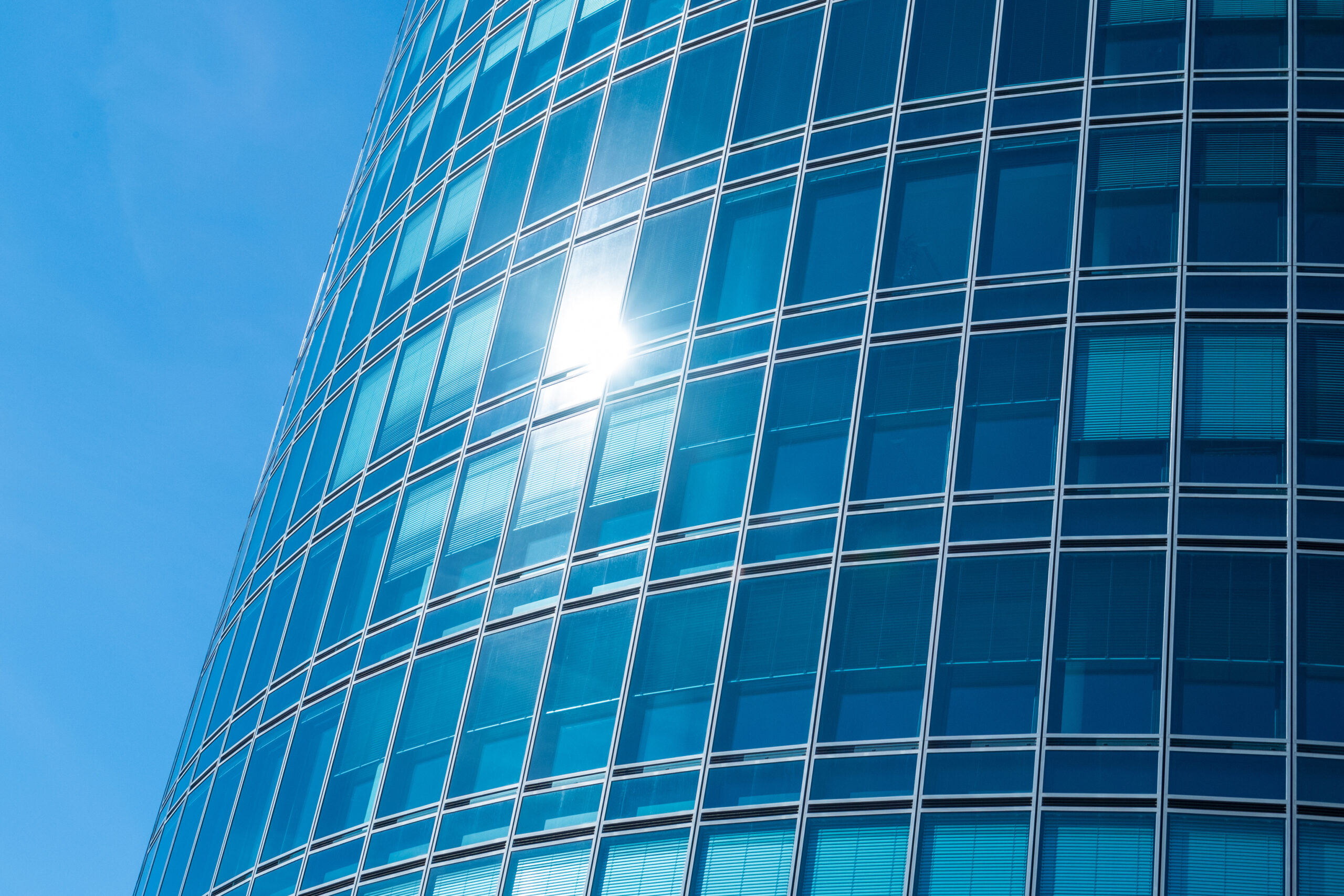 Fassade aus Glas vom Hochaus, Adobe Stock @Bernd Schmidt